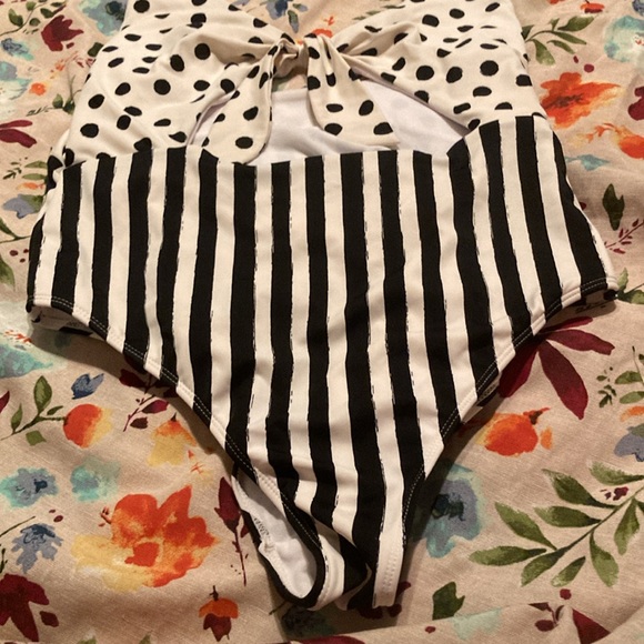 Juniors' Swim Swimsuit Women's Polka Dot & Stripe One-Piece Swimsuit| Sz XL - Picture 4 of 10